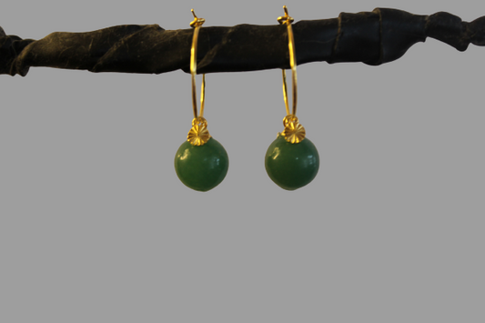 Örhängen i guldpläterat silver med grön jadesten